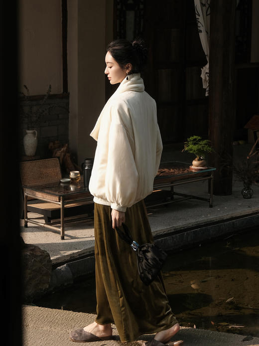 盛唐婧 | 白色丝绒流苏扣夹棉外套（带围巾） 商品图12