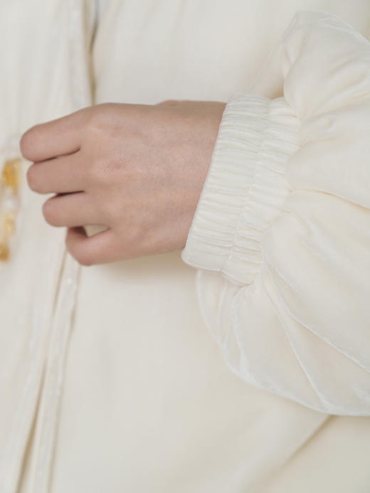 盛唐婧 | 白色丝绒流苏扣夹棉外套（带围巾） 商品图10