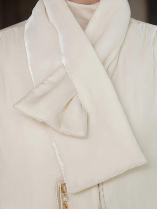 盛唐婧 | 白色丝绒流苏扣夹棉外套（带围巾） 商品图8