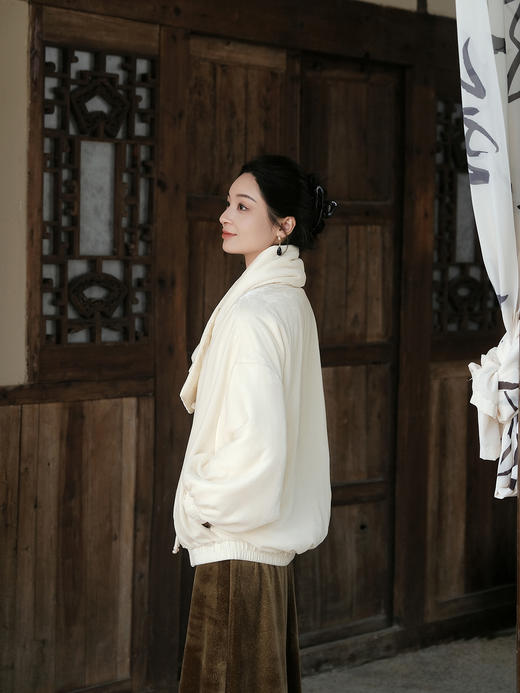 盛唐婧 | 白色丝绒流苏扣夹棉外套（带围巾） 商品图13