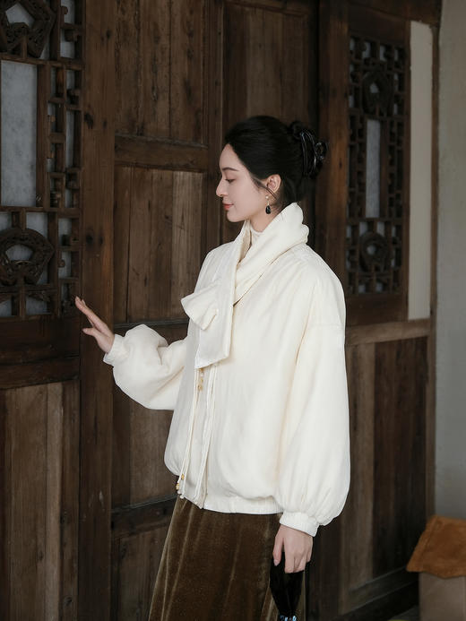 盛唐婧 | 白色丝绒流苏扣夹棉外套（带围巾） 商品图11