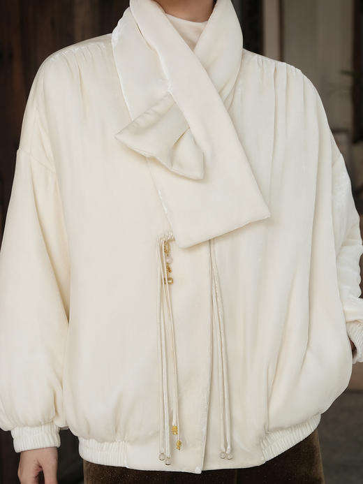 盛唐婧 | 白色丝绒流苏扣夹棉外套（带围巾） 商品图7
