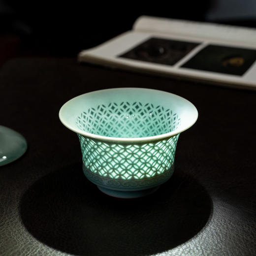 本土斋青瓷粉青玲珑手工马蹄两才盖碗高端功夫茶器镂空重工盖碗青瓷玲珑盖碗容天杯红豆系列青瓷盖碗 商品图1