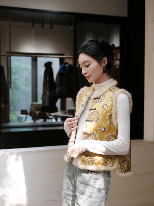 盛唐婧 | 新中式宋锦宝相花拼水貂对襟马甲 商品图1