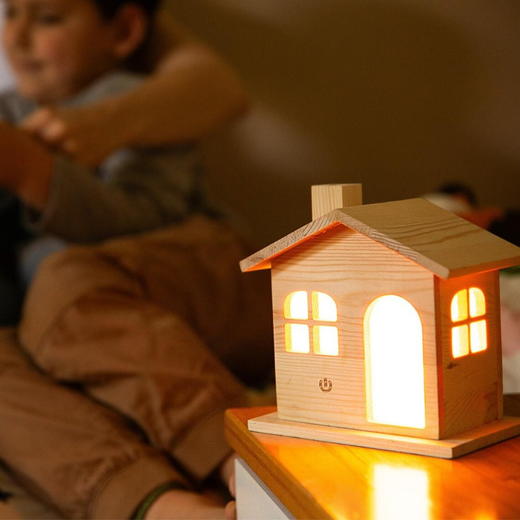 意大利 MAMA GAIA 天然木材小房子造型台灯 可调色LED温馨小夜灯床头灯 商品图4
