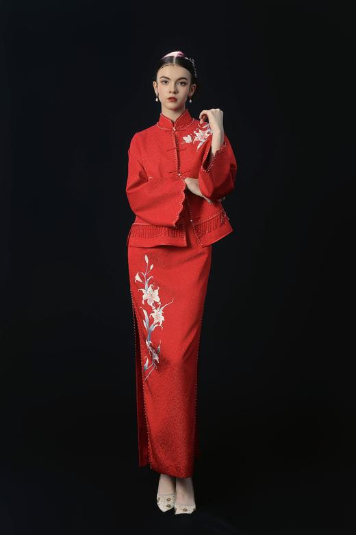 荷言HEYEN 恨春迟 暗纹提花丝绸落肩包边外套下摆拼接流苏 手工刺绣百合花+钉珠一字扣装饰 商品图0