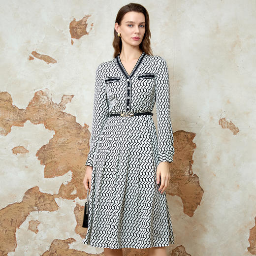 EITIE爱特爱温柔气质V领收腰显瘦印花连衣裙春季新款8107801 商品图3