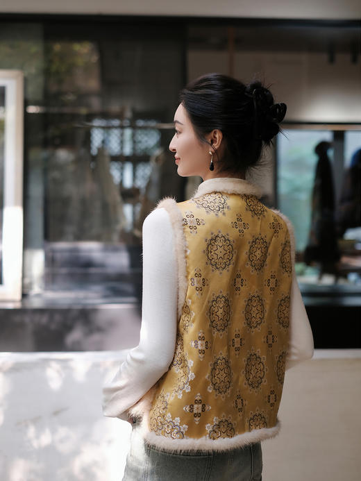 盛唐婧 | 新中式宋锦宝相花拼水貂对襟马甲 商品图2