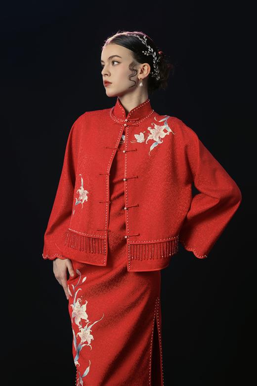 荷言HEYEN 恨春迟 暗纹提花丝绸落肩包边外套下摆拼接流苏 手工刺绣百合花+钉珠一字扣装饰 商品图1