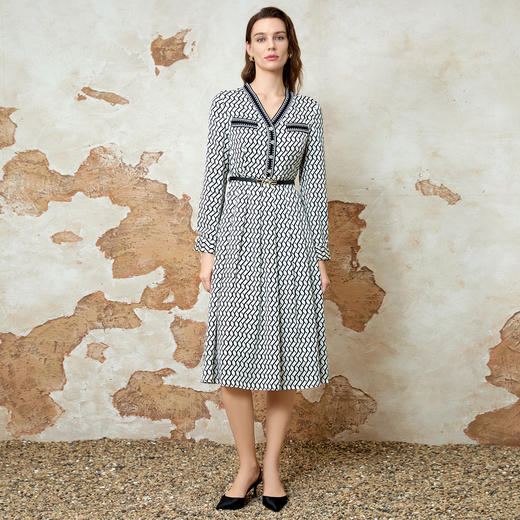 EITIE爱特爱温柔气质V领收腰显瘦印花连衣裙春季新款8107801 商品图1