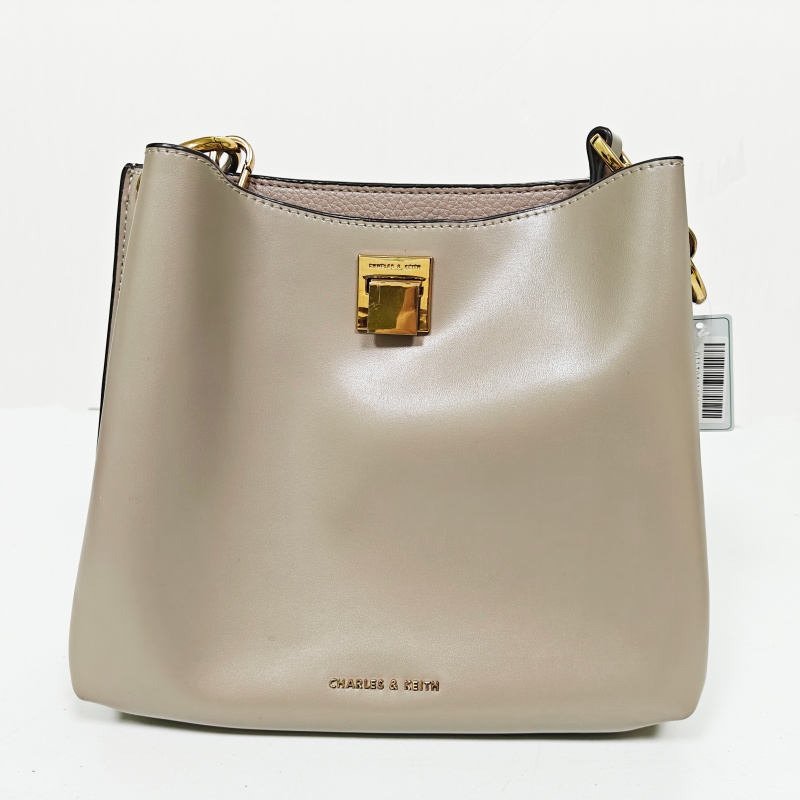 CHARLES&KEITH 水桶包2019新款ins时尚宽肩带撞色百搭单肩斜挎包女包波浪形宽肩带肩背包