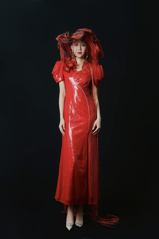 荷言HEYEN 漱梦 玫瑰袖亮片V领旗袍礼服 钉珠镶边+沿线延伸至身侧 商品图0