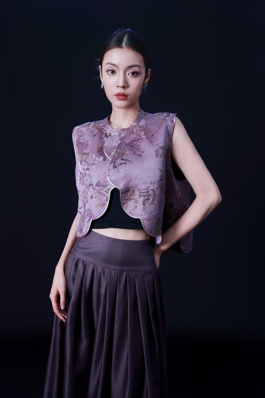 荷言HEYEN 栖迟 桑蚕丝小马紫香云纱花瓣襟中式马甲 手工绕线一字扣+玉石扣头 商品图1
