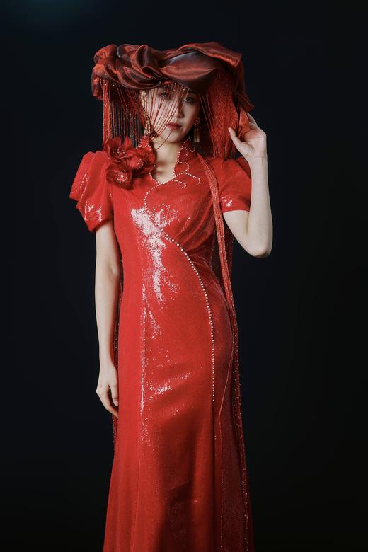 荷言HEYEN 漱梦 玫瑰袖亮片V领旗袍礼服 钉珠镶边+沿线延伸至身侧 商品图1