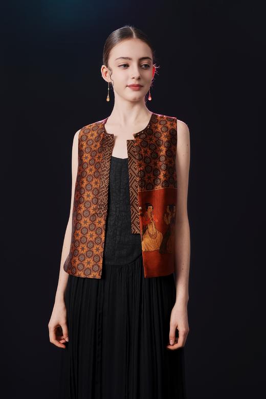 荷言HEYAN 惜秋声 香云纱真丝素绉缎对襟中式马甲 领口手工盘香扣+绕线一字扣+玉石扣头 商品图1