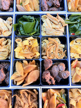 【卤味六拼】 鸭脖+腐竹+海带节+豆皮+白萝卜+面筋