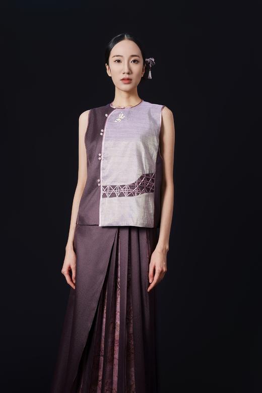 荷言HEYEN 茗月 真丝圆领缂丝马甲 斜襟设计领口配一字扣 人工手绘蝴蝶纹样 下端编织菱格纹 商品图1