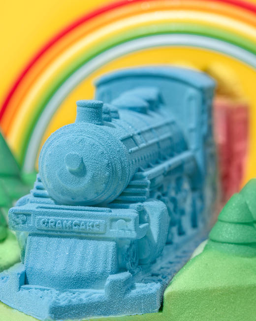 彩虹站台-草莓水牛奶慕斯生日蛋糕（2.8磅） 商品图1