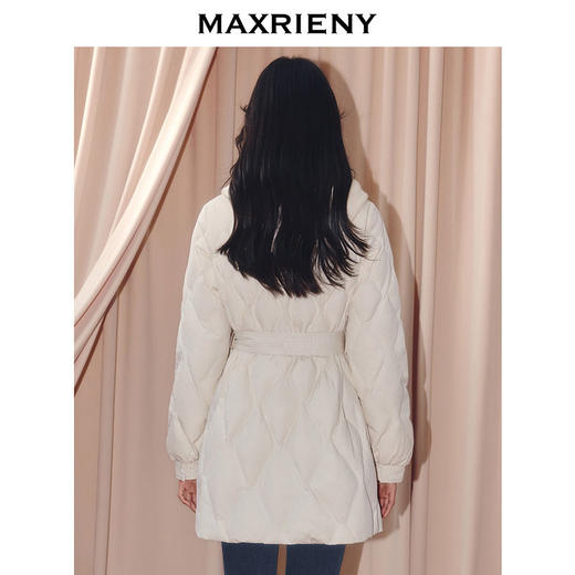 MAXRIENY肌理感菱形格纹x型系带收腰羽绒服25冬优雅通勤穿搭外套(货号:MF86DC508) 商品图3