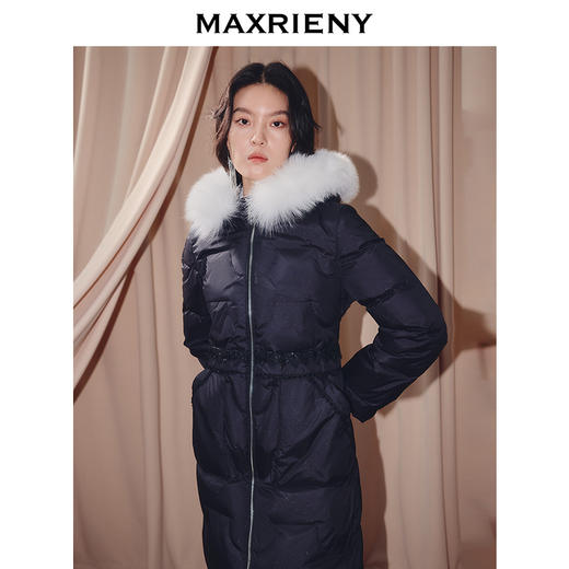 MAXRIENY商场同款简约廊形狐狸毛领长过膝羽绒服长款25冬鸭绒外套(货号:MF86DC510) 商品图2