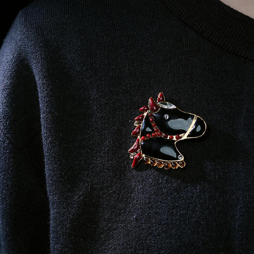 订购4个月到｜Gripoix Paris-royal horse-一匹黑马 玄黑 小萌马 胸针［法国设计师］ 商品图2