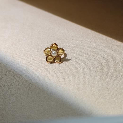 订购5个月到｜Gripoix Paris-Flower-淡干邑色 花朵 琉璃 耳廓夹［法国设计师］ 商品图2