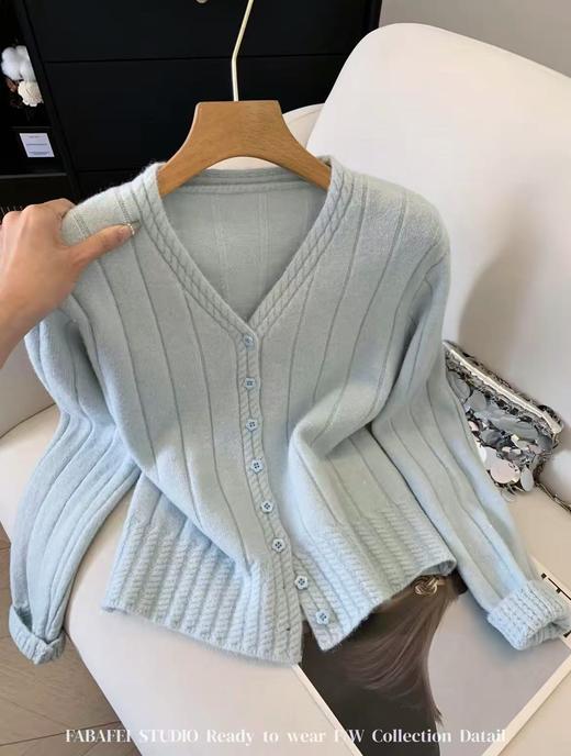 女王节抢购价-不支持退→清！不支持退货【自营】跨年福利-【超美毛衣】星空银丝款～Z094韩系花朵扣麻花下摆V领开衫毛衣-喜出 商品图7