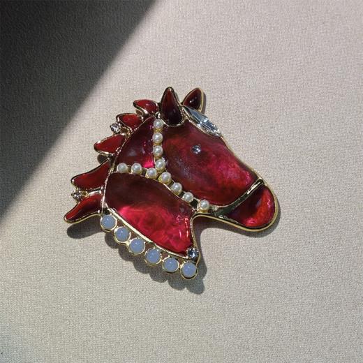 订购5个月到｜Gripoix Paris-blood horse-汗血宝马 赤红 小萌马 胸针［法国设计师］ 商品图6