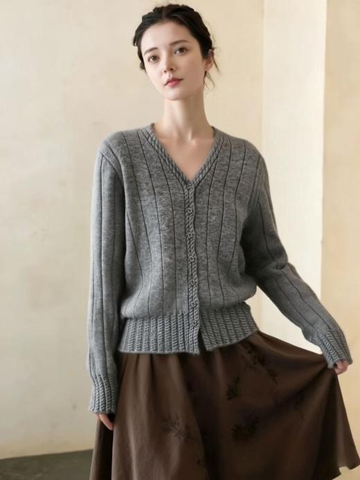 女王节抢购价-不支持退→清！不支持退货【自营】跨年福利-【超美毛衣】星空银丝款～Z094韩系花朵扣麻花下摆V领开衫毛衣-喜出 商品图5