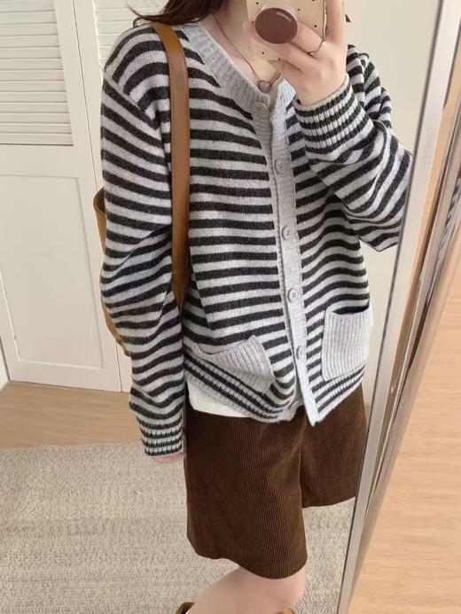 【自营】跨年福利-【超美毛衣】开衫-Z090韩系慵懒风宽松条纹撞色毛衣-喜出 商品图2