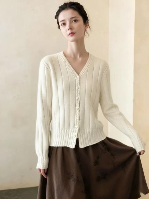 女王节抢购价-不支持退→清！不支持退货【自营】跨年福利-【超美毛衣】星空银丝款～Z094韩系花朵扣麻花下摆V领开衫毛衣-喜出 商品图1