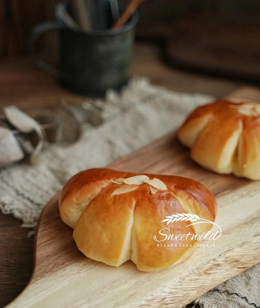 熊掌奶油包，鱼和熊掌可兼得，柔软面包，卡仕达奶馅夹心 商品图0