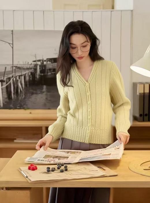 女王节抢购价-不支持退→清！不支持退货【自营】跨年福利-【超美毛衣】星空银丝款～Z094韩系花朵扣麻花下摆V领开衫毛衣-喜出 商品图0