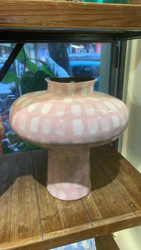 粉白色高脚手工盆