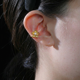 订购5个月到｜Gripoix Paris-Flower-淡干邑色 花朵 琉璃 耳廓夹［法国设计师］