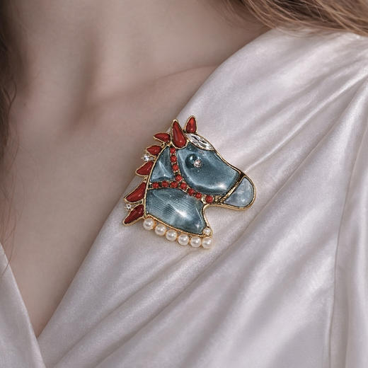 订购4个月到｜Gripoix Paris-royal horse-一匹黑马 墨青 小萌马 胸针［法国设计师］ 商品图0