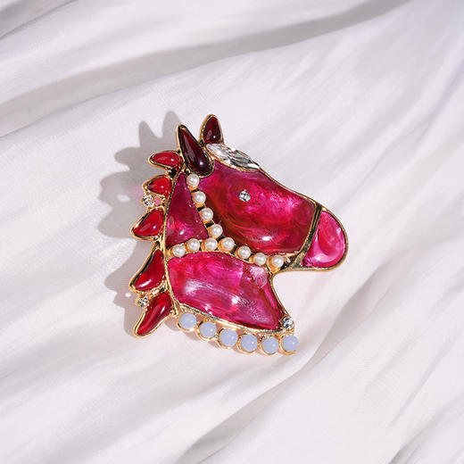 订购5个月到｜Gripoix Paris-blood horse-汗血宝马 赤红 小萌马 胸针［法国设计师］ 商品图3