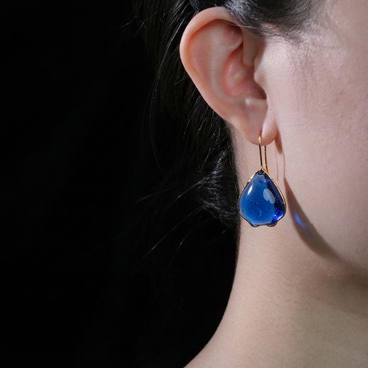 北京仓｜Gripoix Paris-Pop Glamour-透墨蓝 花瓣 琉璃 耳环［法国设计师］ 商品图0