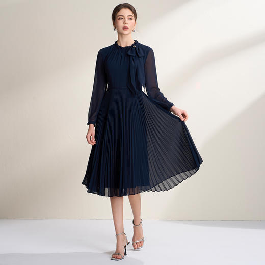 【法式蝴蝶结】EITIE爱特爱优雅飘逸深蓝百褶连衣裙2026春季新款A2607121 商品图3
