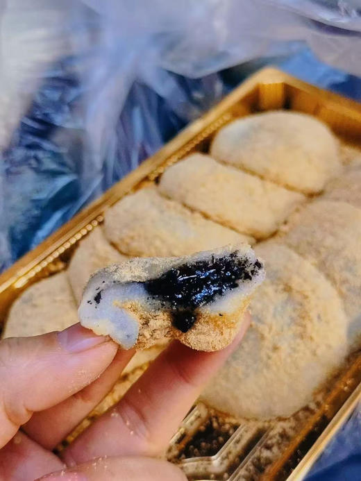 【周五到】诸暨手打黄豆粉麻糍  豆沙味5个，芝麻味5个 豆沙的甜，芝麻的香 各自相得益彰，造就出这一舌尖的美味~ 商品图2