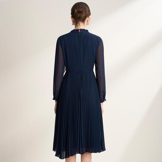 【法式蝴蝶结】EITIE爱特爱优雅飘逸深蓝百褶连衣裙2026春季新款A2607121 商品图4