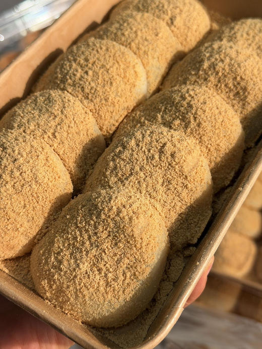 【周五到】诸暨手打黄豆粉麻糍  豆沙味5个，芝麻味5个 豆沙的甜，芝麻的香 各自相得益彰，造就出这一舌尖的美味~ 商品图0