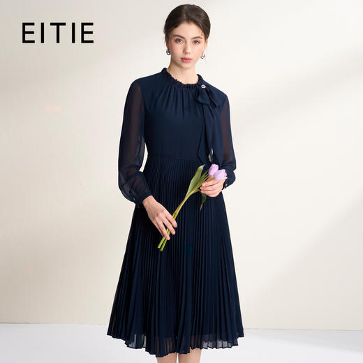 【法式蝴蝶结】EITIE爱特爱优雅飘逸深蓝百褶连衣裙2026春季新款A2607121 商品图0