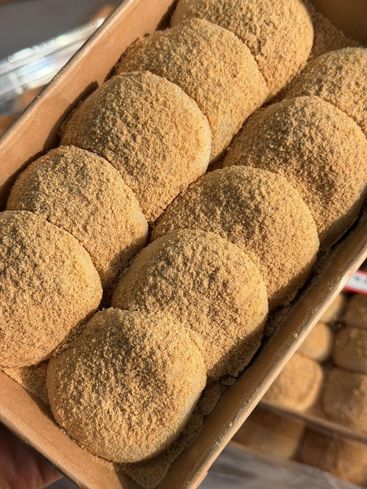 【周五到】诸暨手打黄豆粉麻糍  豆沙味5个，芝麻味5个 豆沙的甜，芝麻的香 各自相得益彰，造就出这一舌尖的美味~ 商品图1