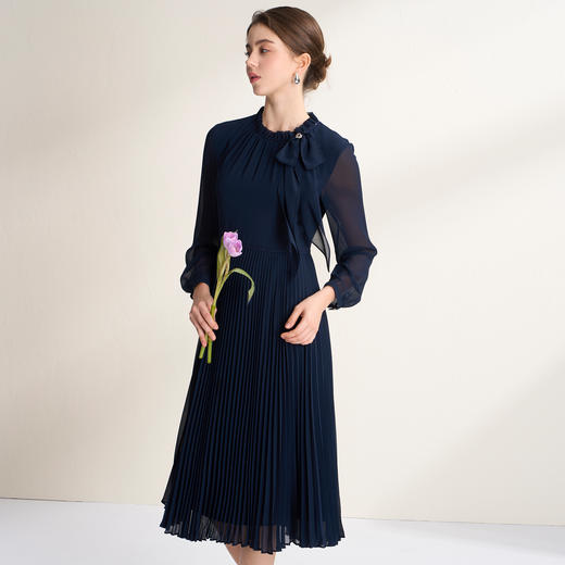 【法式蝴蝶结】EITIE爱特爱优雅飘逸深蓝百褶连衣裙2026春季新款A2607121 商品图1