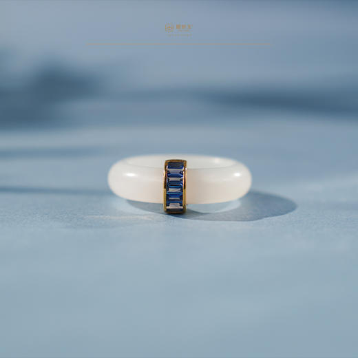 「鎏金岁月」系列【寰宇】金镶羊脂玉蓝宝戒指 商品图3