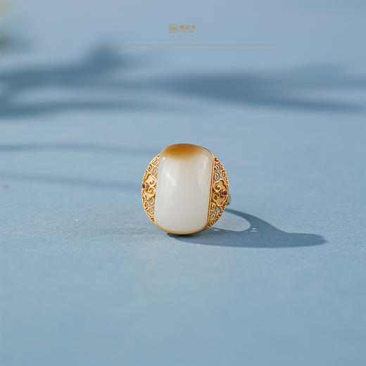 「鎏金岁月」系列【蜜雪】金镶羊脂玉蓝宝戒指 商品图0