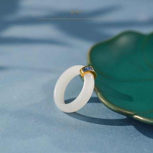 「鎏金岁月」系列【寰宇】金镶羊脂玉蓝宝戒指 商品图1