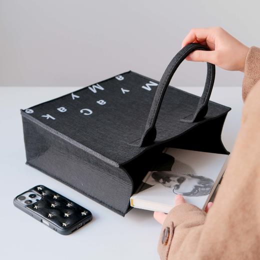【积分兑换】黑色字母·手提包（毛毡质感） 商品图1