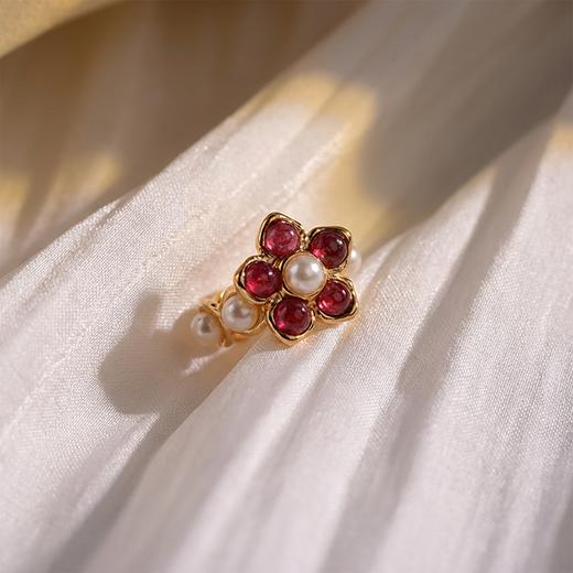 北京仓｜Gripoix Paris-Pearls and Flower-经典红 花朵 琉璃 耳廓夹［法国设计师］ 商品图1